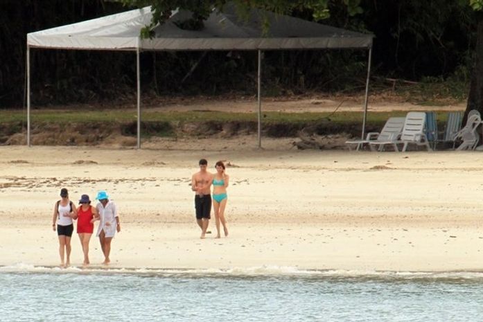 Mãe e fillha de Dilma aproveitam praia em base naval na Bahia