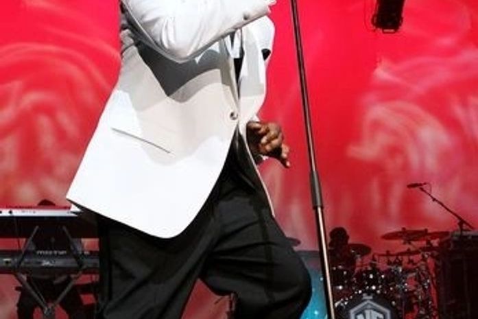 Ex-marido de Whitney Houston faz show após funeral da cantora