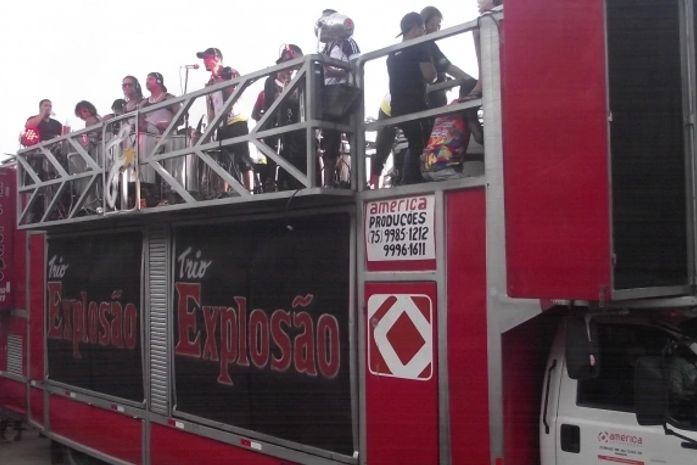 Julinho Porradão anima foliões no CarnaJequiá 2012