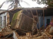 Casa ficou parcialmente destruída 