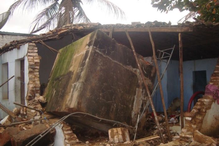 Casa ficou parcialmente destruída