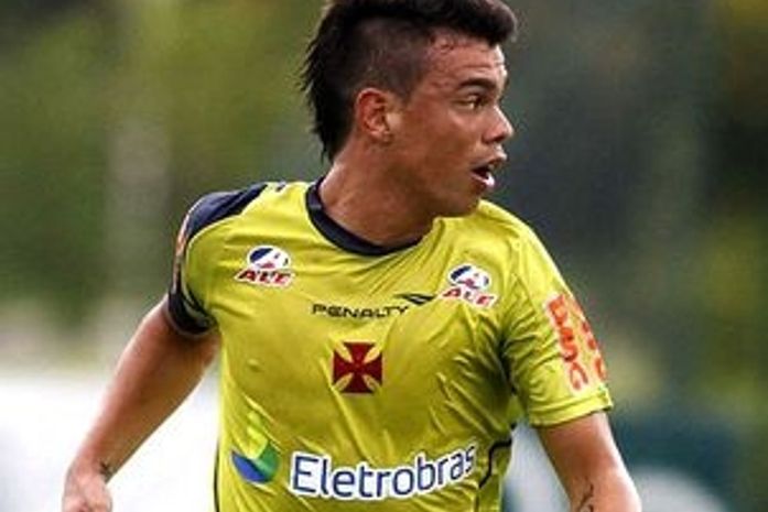 Santos tem interesse em Bernardo, mas aguarda rescisão com o Vasco