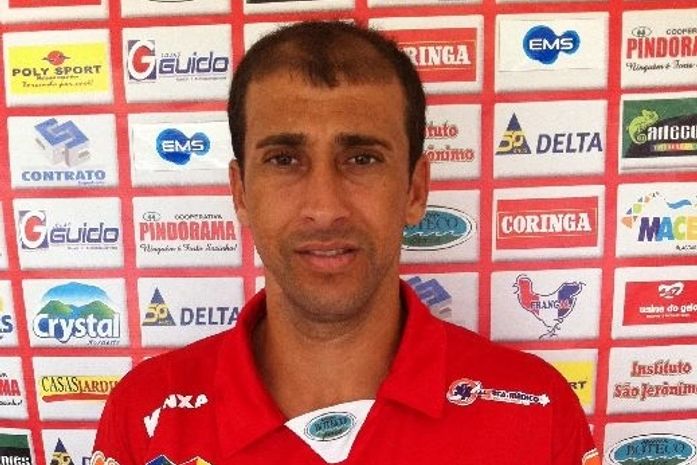 Meia Wanderson é apresentado oficialmente no CRB