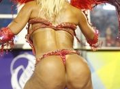 Valesca Popozuda exibe bumbum bizarro durante desfile na Sapucaí