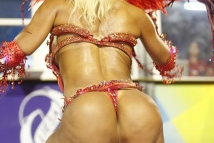 Valesca Popozuda exibe bumbum bizarro durante desfile na Sapucaí