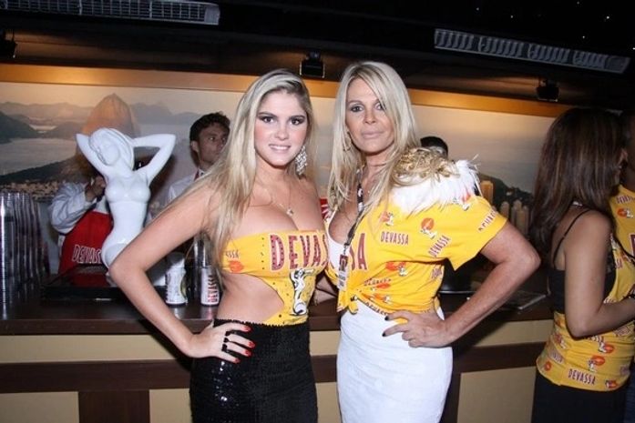 Monique Evans quer achar um cara 'para a vida inteira' no carnaval