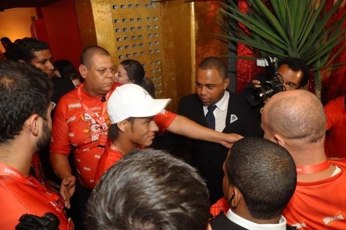 Neymar tem segurança parecida a de Jennifer Lopez em camarote