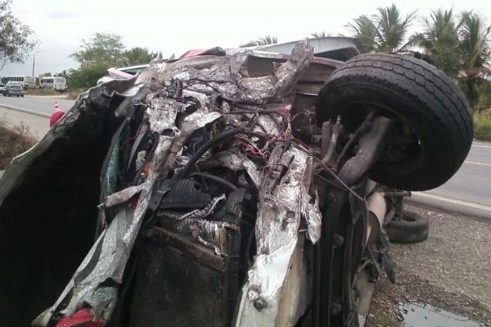 Ambulância Cidadã capota após colidir com ônibus na BR 101