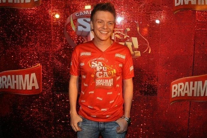 'Eu sou feio, mas estou na moda', diz Michel Teló a jornal