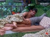 BBB12: Laisa acorda e Yuri acaricia a bunda da moça
