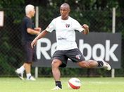 Wellington torce joelho e deixa treino do São Paulo chorando