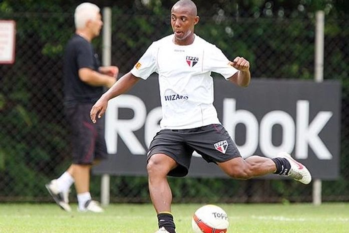 Wellington torce joelho e deixa treino do São Paulo chorando