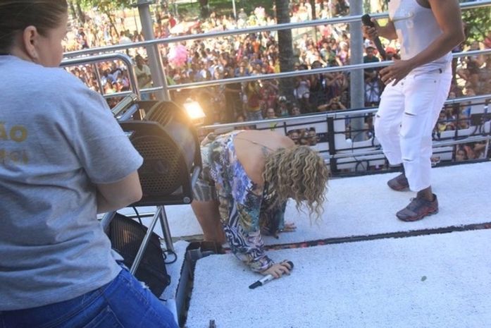 Claudia Leitte leva tombo em seu último dia de carnaval