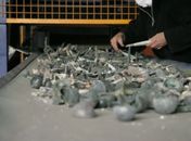 Empresa recicla implantes de metal retirados de corpos cremados