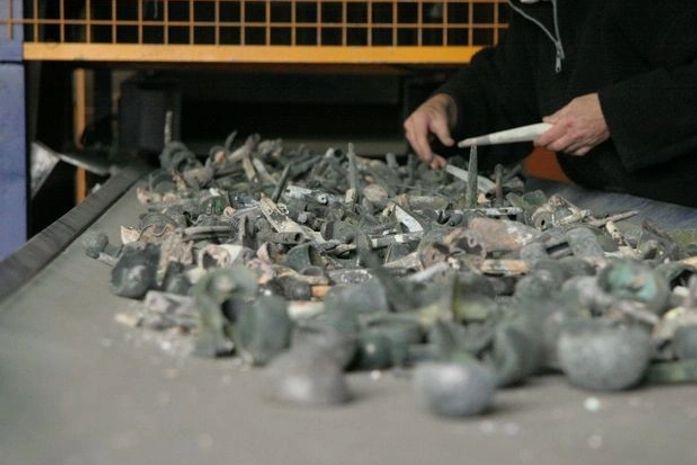 Empresa recicla implantes de metal retirados de corpos cremados