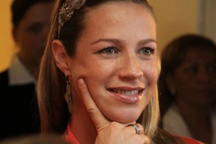 Grávida, Luana Piovani bebe cerveja em camarote no Carnaval