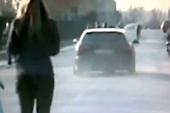 Reprodução do vídeo que mostra Ibrahimovic
arrancando com o veículo na saída do treino