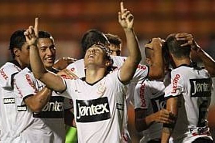 Corinthians faz 2 a 0 na Lusa e assume a liderança do Paulistão