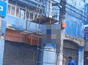 Vídeo: Homem sofre descarga elétrica enquanto trabalhava e fica pendurado em andaime no Centro 