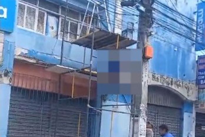 Vídeo: Homem sofre descarga elétrica enquanto trabalhava e fica pendurado em andaime no Centro