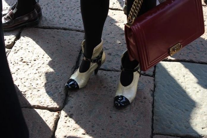 Sapatos estilosos marcam o primeiro dia da semana de moda de Milão