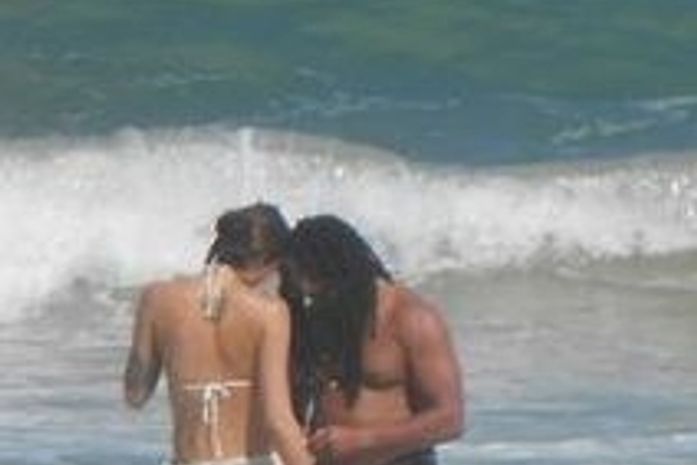 Rohan Marley arruma biquíni de Isabeli Fontana em praia baiana