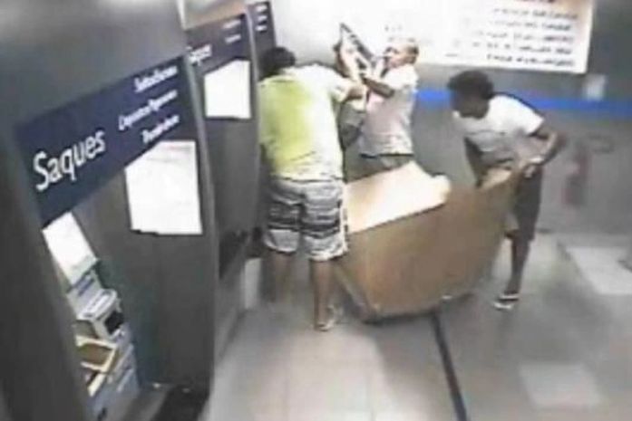 Vídeo mostra ação criminosa em caixas eletrônicos