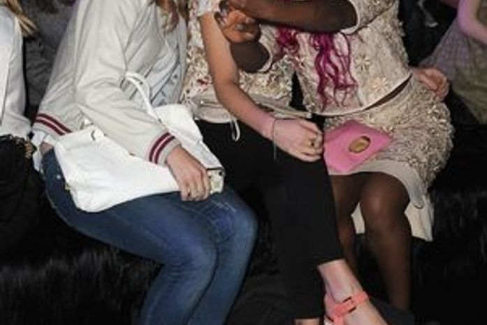 Lana Del Rey (à esq.) segura a bolsa que leva seu nome na versão branca, ao lado das também cantoras Pixie Geldof e Azealia Banks