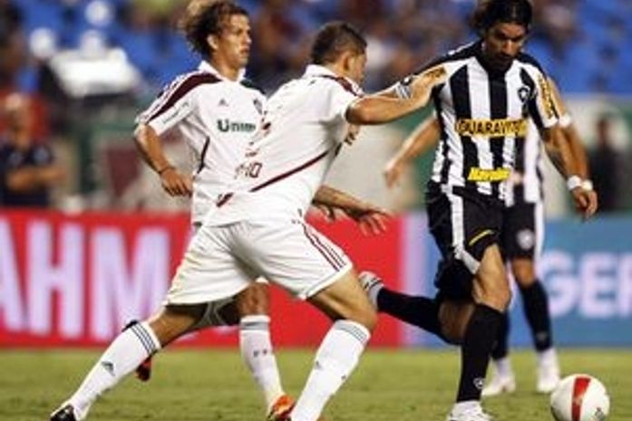 Loco Abreu erra pênalti, Flu bate Botafogo e pega Vasco na final