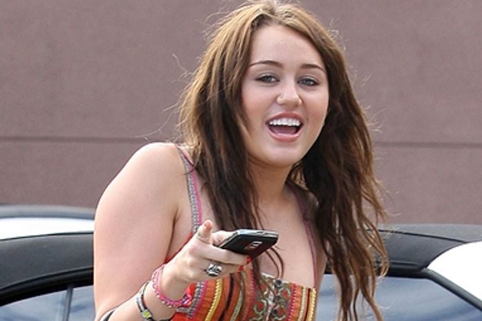 Miley Cyrus é vista saindo de loja que vende maconha medicinal