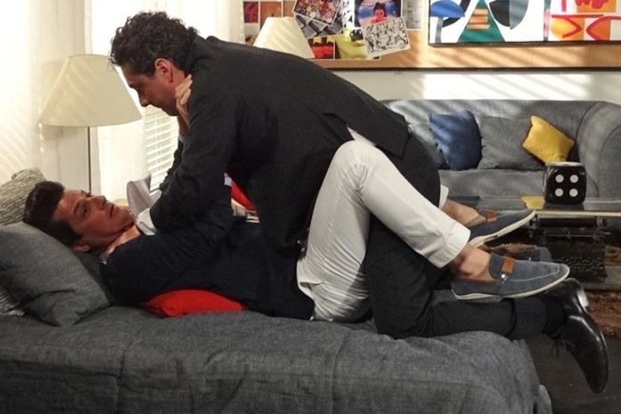 Baltazar rola na cama com Crô e levanta suspeitas de Tereza Cristina