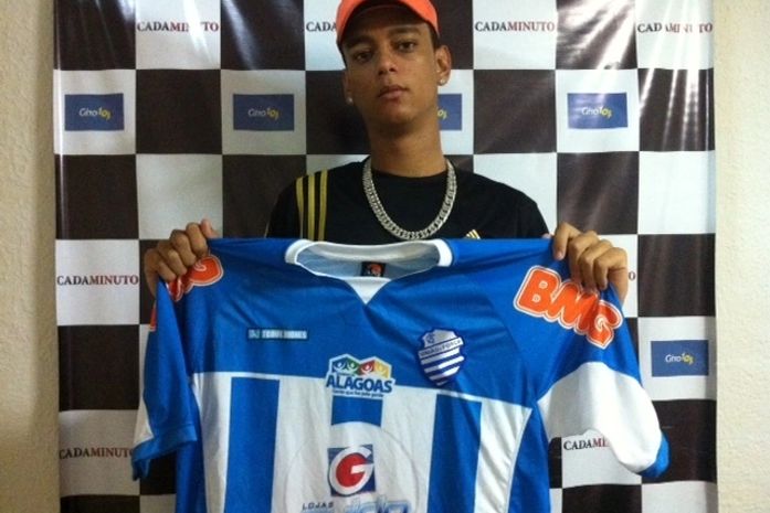 Edvaldo Luiz com a camisa do CSA.