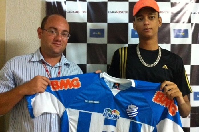 Edvaldo Luiz recebe a camisa de Paulo Chancey Junior.