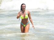 De fio dental, Nicole Bahls exibe corpão em praia do Rio de Janeiro