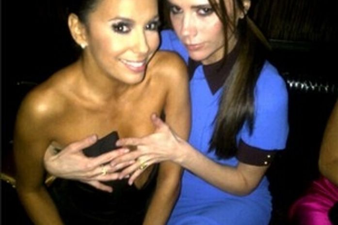 Victoria Beckham 'protege' os seios de Eva Longoria de cliques indiscretos