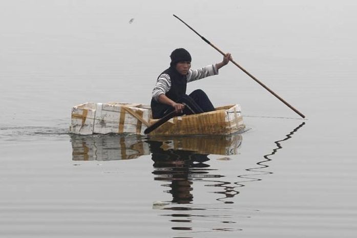 Homem é flagrado pescando com barco improvisado no Vietnã