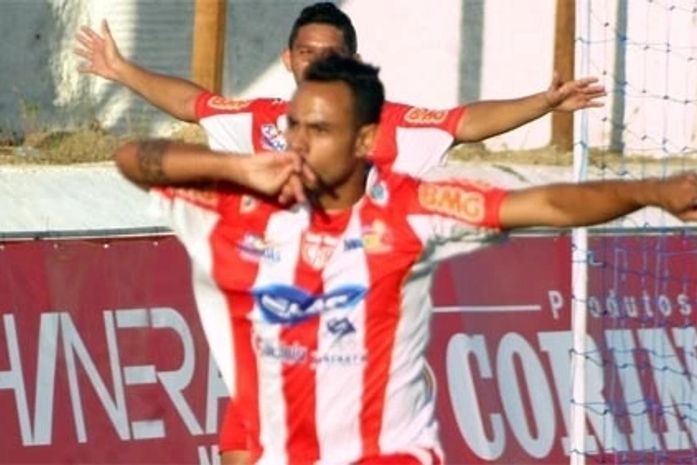 Atacante Pablo comemorando o único gol pelo CRB.