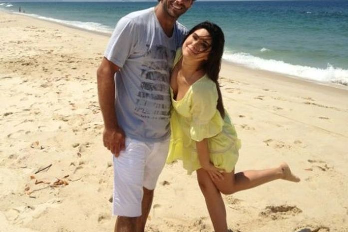 Henri Castelli e Fernanda Paes Leme gravam cenas na praia