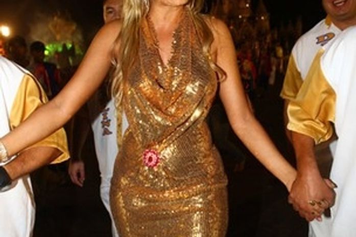 Mesmo com febre, Ellen Roche volta a desfilar pela Rosas de Ouro