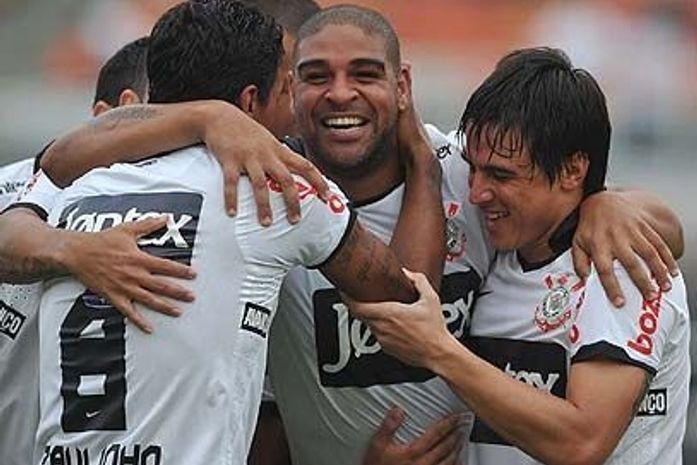 Adriano marca, Corinthians vence Botafogo-SP e mantém liderança