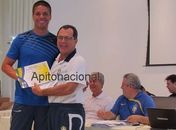 Francisco Carlos Nascimento recebe escudo FIFA