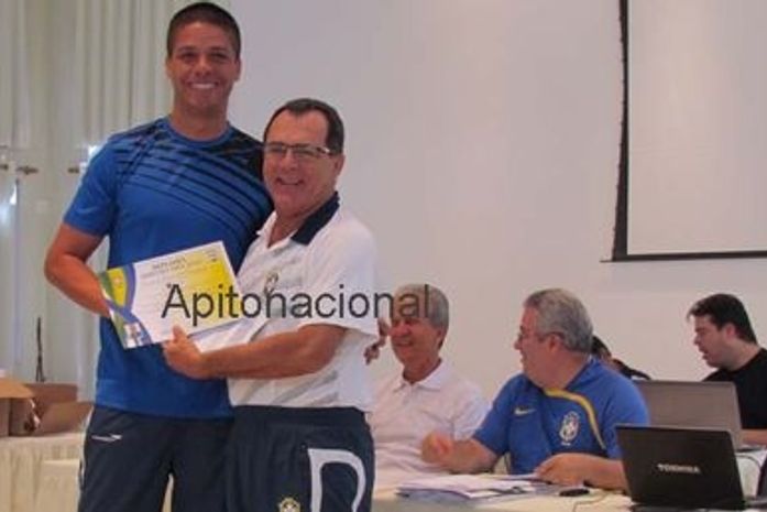 Francisco Carlos Nascimento recebe escudo FIFA