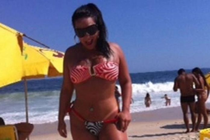 Com biquini micro Mulher Melancia mostra "marquinha"