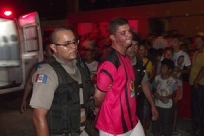 ?Saulo Bananeira? sendo preso após cometer o crime