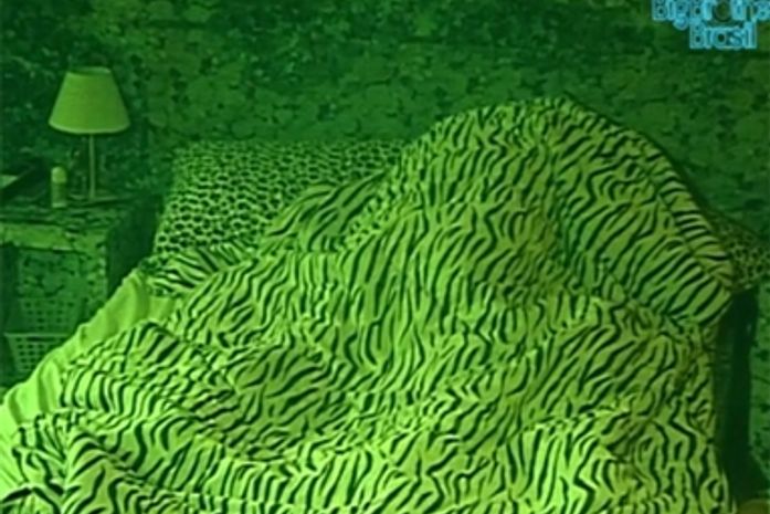 BBB12: Renata e Rafa transam debaixo do edredom.