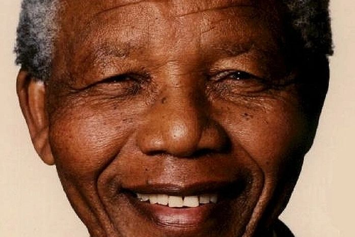 Mandela recebe alta de hospital após laparoscopia