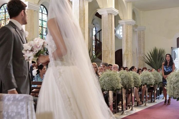 Zuleika arma barraco no casamento e diz que Rafael não ama Amália