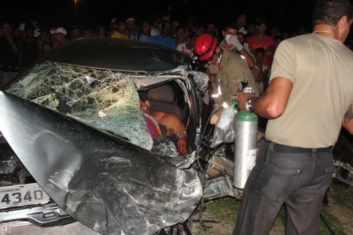 Grave acidente na BR 104 deixa motorista preso nas ferragens