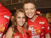 Michel Teló fica de quatro pela atriz Carla Diaz