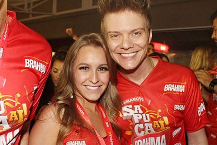 Michel Teló fica de quatro pela atriz Carla Diaz